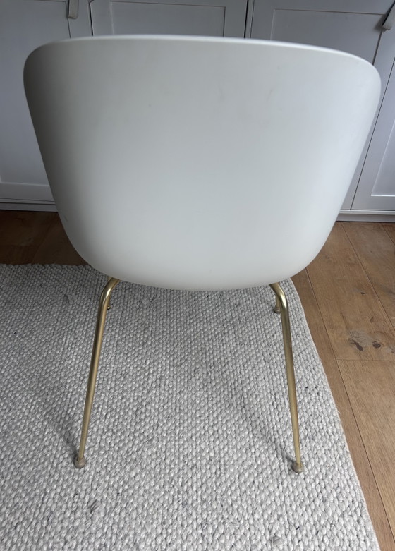 Gubi Beetle Chair Bianca con Gambe in Ottone – Sedie da pranzo, Plastic, Brass (photo 2 of 5)