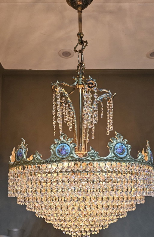 Chandelier with cut crystals
