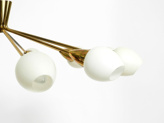 Image 1 of Rarissimo splendido lampadario a 12 bracci in ottone del Mid Century con paralumi in vetro opalino
