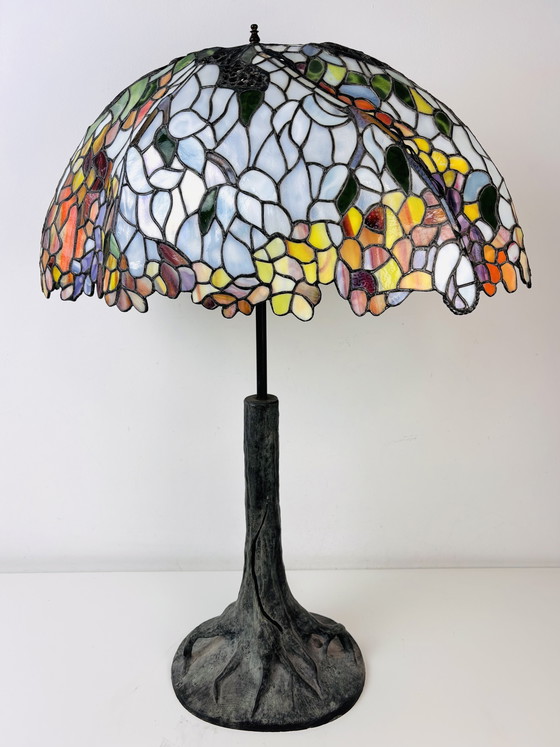 Image 1 of Lámpara de mesa Tiffany extragrande con base de tronco de árbol y pantalla floral.