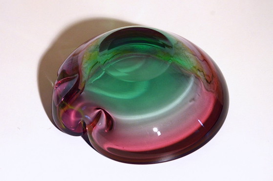 Aschenbecher mit Stößel aus grünem und fuchsiafarbenem Glas im Stil von Murano Summerso, 17 x 6 cm (photo 4 of 7)