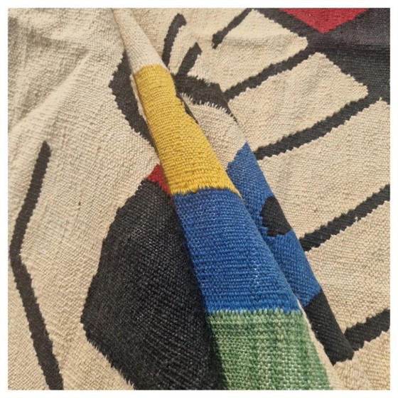 Tapisserie tissée à la main « Le Sourire des ailes flamboyantes » de Joan Miró | Laine sur coton (82 × 60 po) (photo 7 of 8)