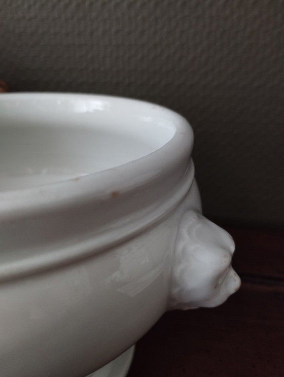 Image 1 of Pequeña sopera de porcelana gruesa con asas en forma de cabeza de león