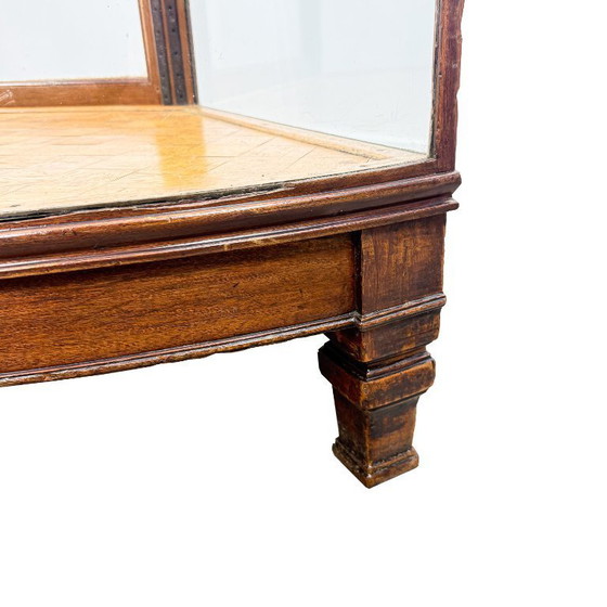 Image 1 of Antieke vitrinekast met gebogen glas – houten displaykast – begin 20e eeuw