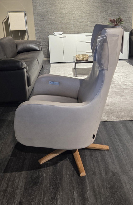 Image 1 of Zes Troonstoel