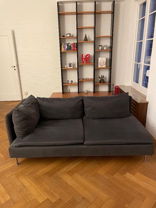 Sofá gris de Ikea de 195 cm con fundas lavables y cojines.
