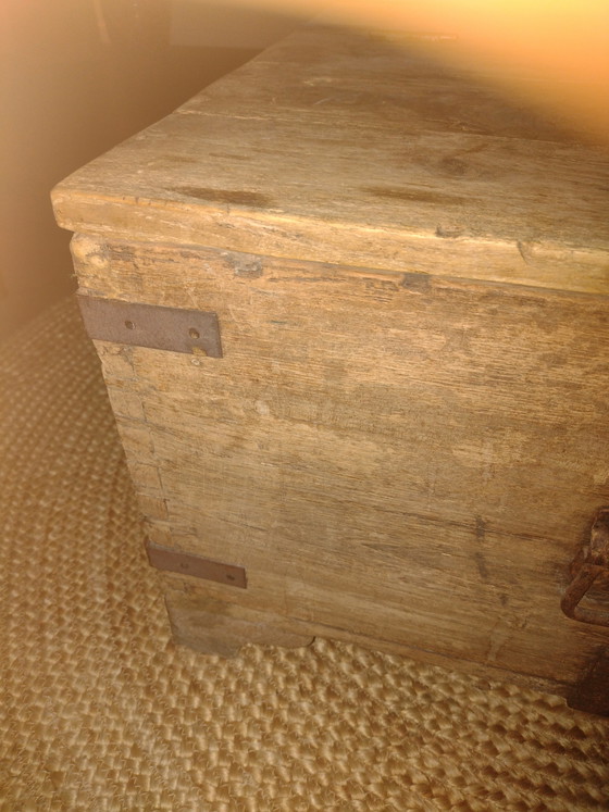 Image 1 of Une vieille table ayant appartenu à mon grand-père.