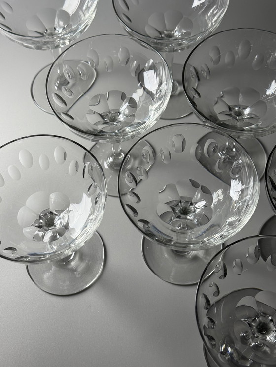 Image 1 of Set van 8 Art Deco champagnecoupéglazen (jaren 1920-1930) – halfkristal, handgegraveerd