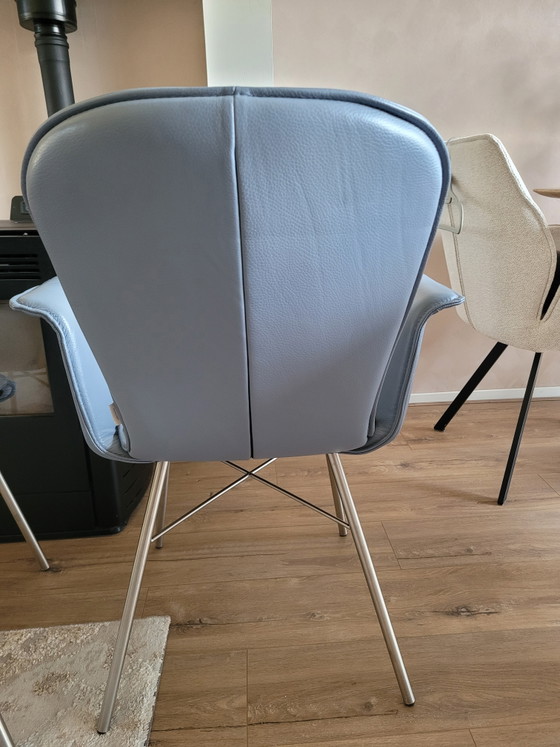 Image 1 of 2 lederen Bert Plantagie Blake eetkamerstoelen 1 met arm 1 zonder arm