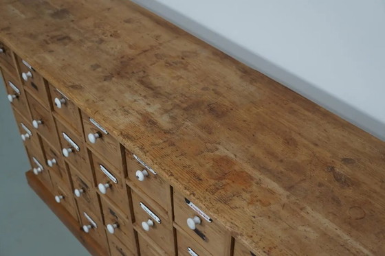 Image 1 of Antiker deutscher Kiefernholz-Apothekerschrank mit Emailleplaketten, 1900er Jahre