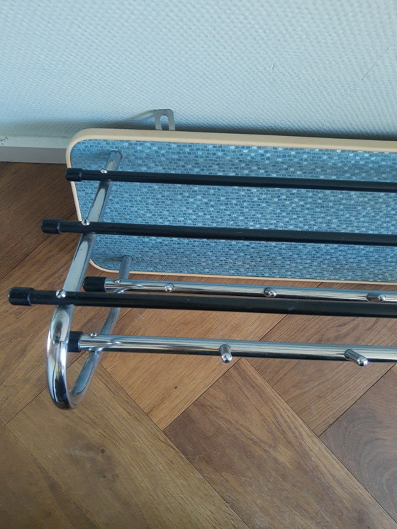 Image 1 of Wunderschöne, zweireihige Wandgarderobe im Retro-Stil der 50er Jahre mit Rohrrahmen und Hutablage, Bauhaus-Stil, blau mit Chrom