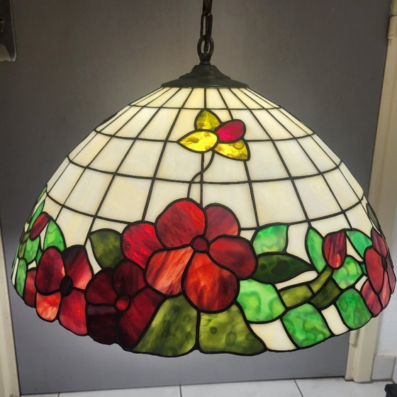 Image 1 of Grote vintage hanglamp in Tiffany-stijl van gekleurd glas.