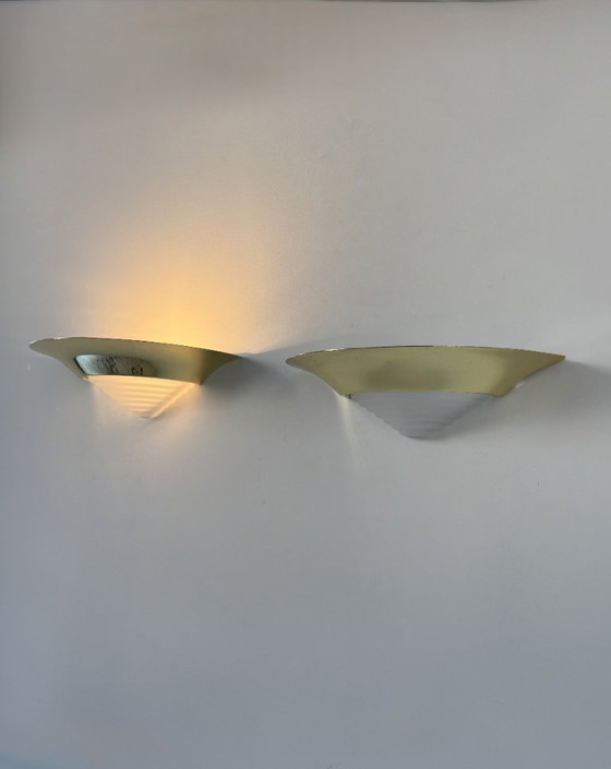 Een paar vintage wandlampen van gegoten glas en messing, Frankrijk, 1970. (photo 3 of 6)