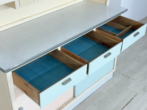 Image 1 of Credenza da cucina vintage anni '50/'60 | Mobile da cucina dal design pastello | 2 pezzi