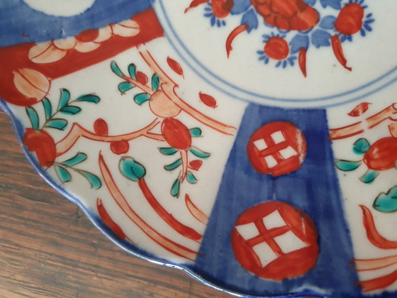 Image 1 of Due piatti giapponesi Imari (vaso di fiori e crisantemo), circa 1900.