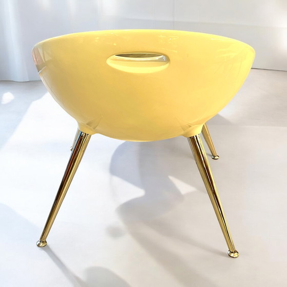 Image 1 of ¡Una rareza! Conjunto de dos sillas blancas de media concha y una mesa abatible, fabricados en los años 90.