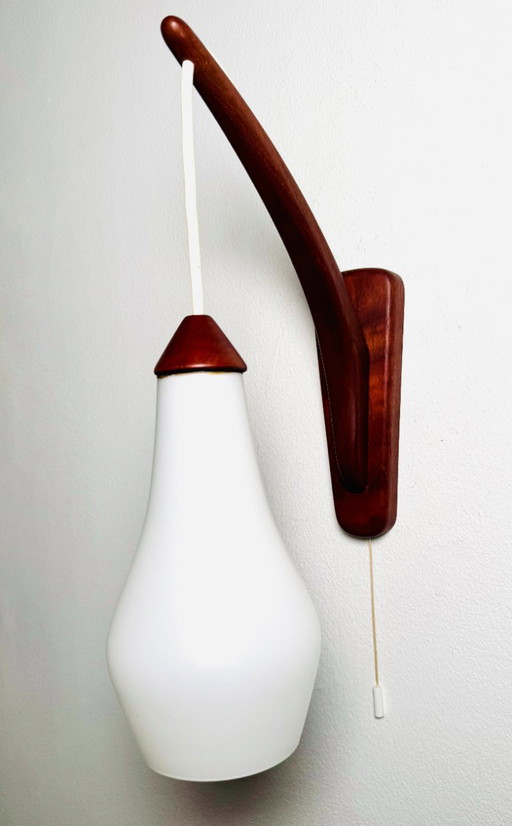Lampada da parete a braccio singolo in vetro opalino di Uno & Östen Kristiansson per Luxus, Svezia, anni '60