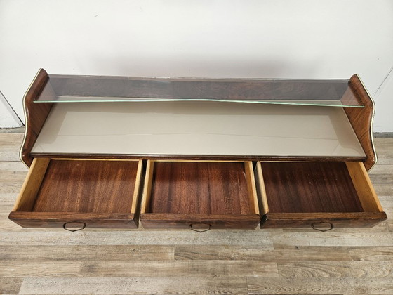 Image 1 of Tocador de madera de raíz con estante doble de cristal.