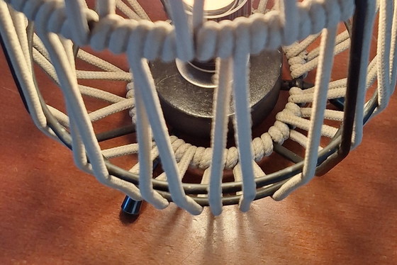 Image 1 of Lampada da tavolo, Rivisitazione, lampada da tavolo a corda, unica, in metallo a 5 anelli