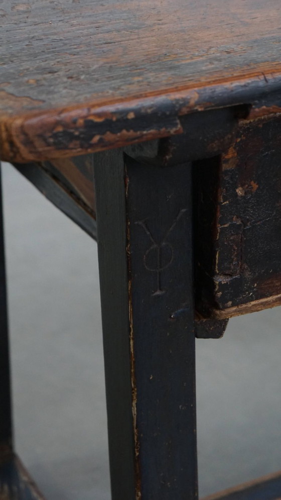 Image 1 of Mesa auxiliar española antigua de finales del siglo XVIII con cajón.