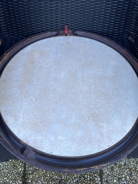 Image 1 of Specchio rotondo vintage in resina marrone – design modernista degli anni '70