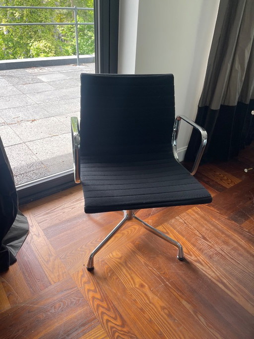 2x Vitra Eames Bureaustoel