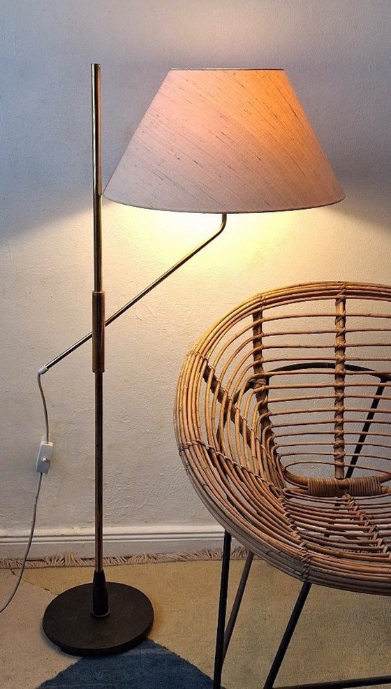 Messing vloerlamp uit het midden van de 20e eeuw, 360 graden draaibaar en in hoogte verstelbaar. (photo 8 of 20)