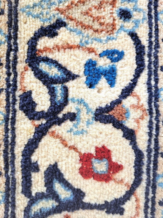 Handgeknüpfter Nain-Teppich, florale Motive, blau und rot, 116 x 206 cm, Iran – Teppiche & Läufer, Wool (photo 3 of 5)