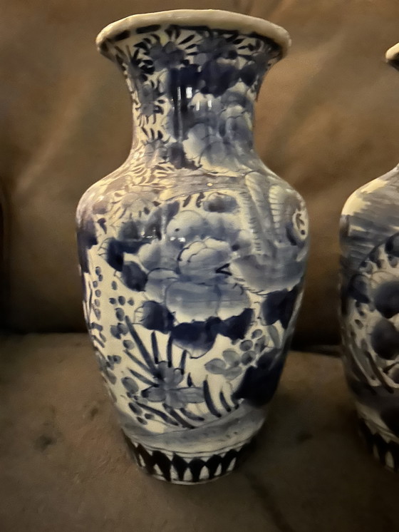 Image 1 of 2 antieke blauw witte  geribbelde Japanse Imari vazen 32cm