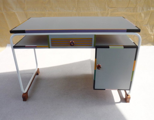 Escritorio antiguo con estructura de tubo de acero. – bureau, Iron, Wood