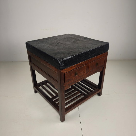 Rare brique d'or impériale chinoise (Jīn Zhuān) sur une table d'exposition en bois réalisée sur mesure. (photo 14 of 16)