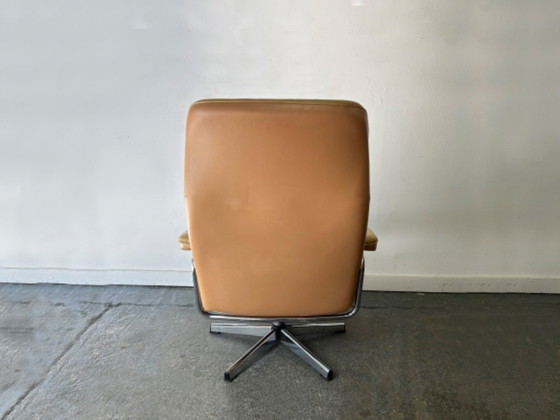 Sillón reclinable escandinavo de cuero de mediados de siglo con estructura cromada, años 60-70. (photo 8 of 8)
