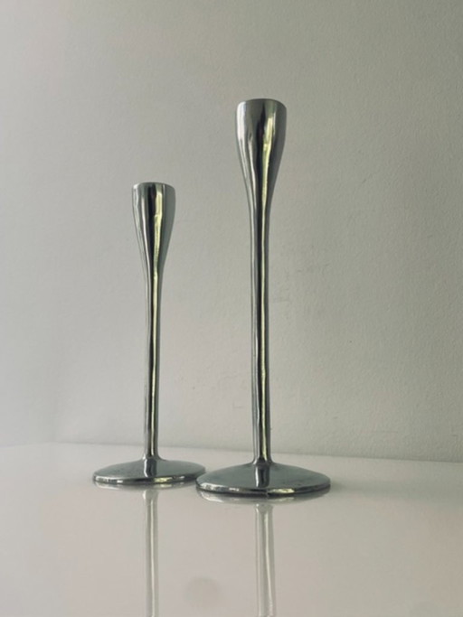 Juego de 2 portavelas de aluminio con diseño especial – Diferentes alturas