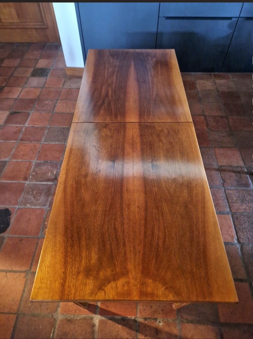 Satz von 2 klassischen Beistelltischen aus Nussbaumholz