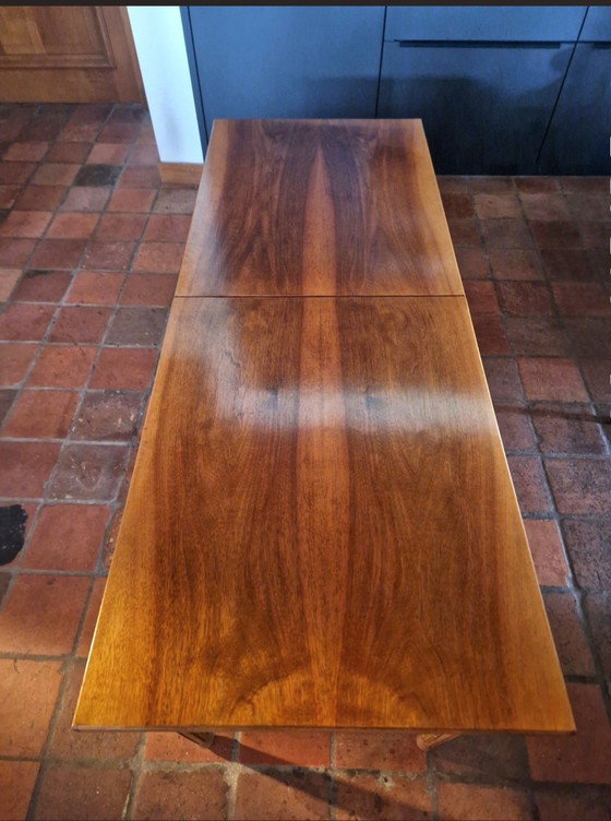 Image 1 of Set van 2 klassieke walnoot bijzettafels