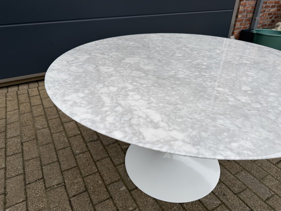 Image 1 of Original round Knoll Tulip dining table 137cm in Carrara marble, Eero Saarinen