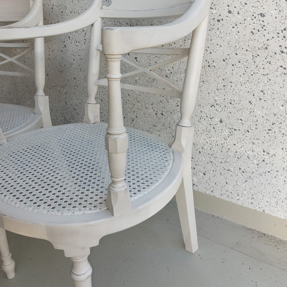 Image 1 of Zwei kleine Stühle mit Kissen.