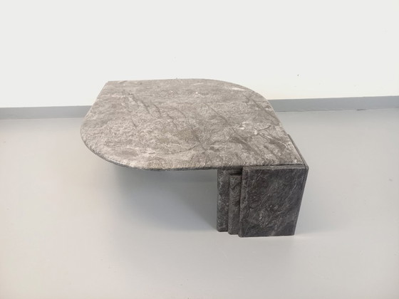 Image 1 of Vintage grijze marmeren salontafel uit de jaren 70.