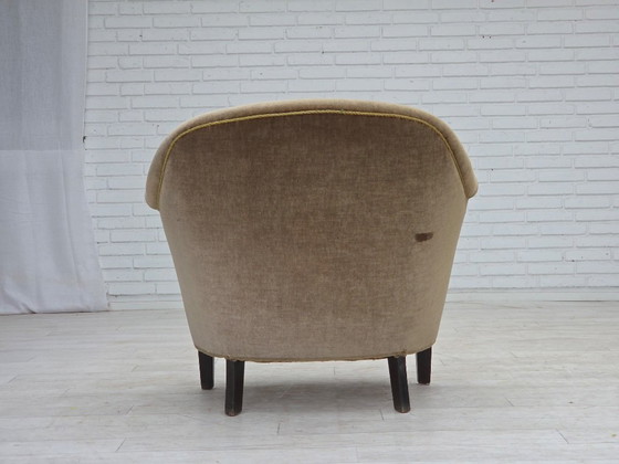 Image 1 of Fauteuil danois des années 1960, revêtement d'origine en velours vert.