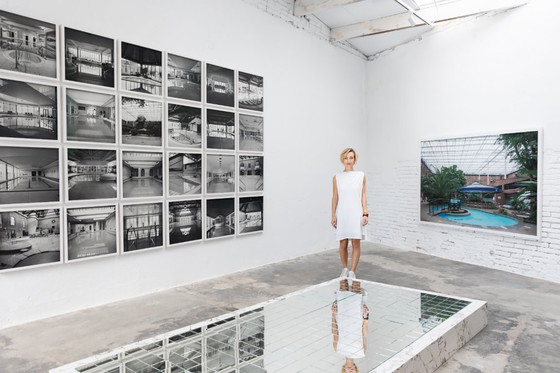 Image 1 of Pannello fotografico in bianco e nero composto da 24 pezzi raffigurante l'architettura di una piscina.
