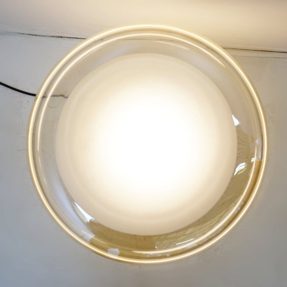 Image 1 of Lámpara de mesa con forma de seta, con base de mármol y pantalla de cristal opalino.