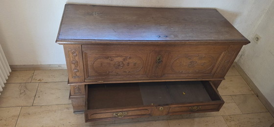 Coffre Ancien en Chêne avec Belles Sculptures, 1788 – Commodes, Bois (photo 2 of 3)