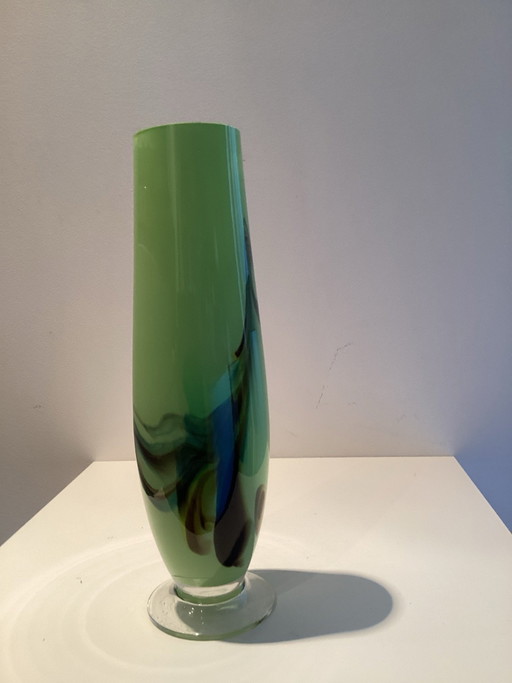 Vase vintage soufflé à la main aux couleurs vives.