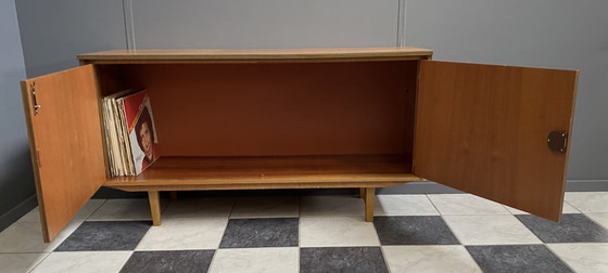 Image 1 of Buffet en bois à 2 portes de Suède