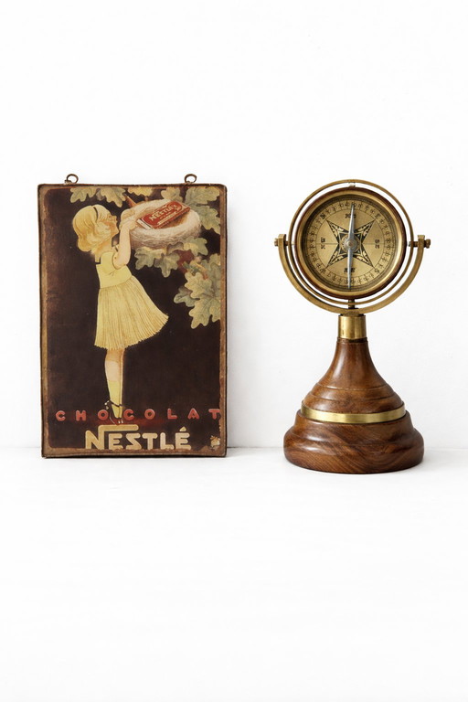 Kuriositätenkabinett-Set: Seltene Nestlé-Postkarte aus den 1920er Jahren & Kardankompass aus den 1960er Jahren