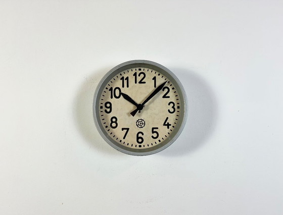 Image 1 of Grijze industriële fabriekswandklok van Chronotechna, jaren 50