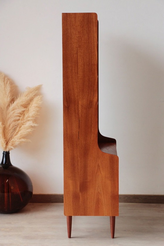 Image 1 of Librería escandinava de teca con frente de cristal