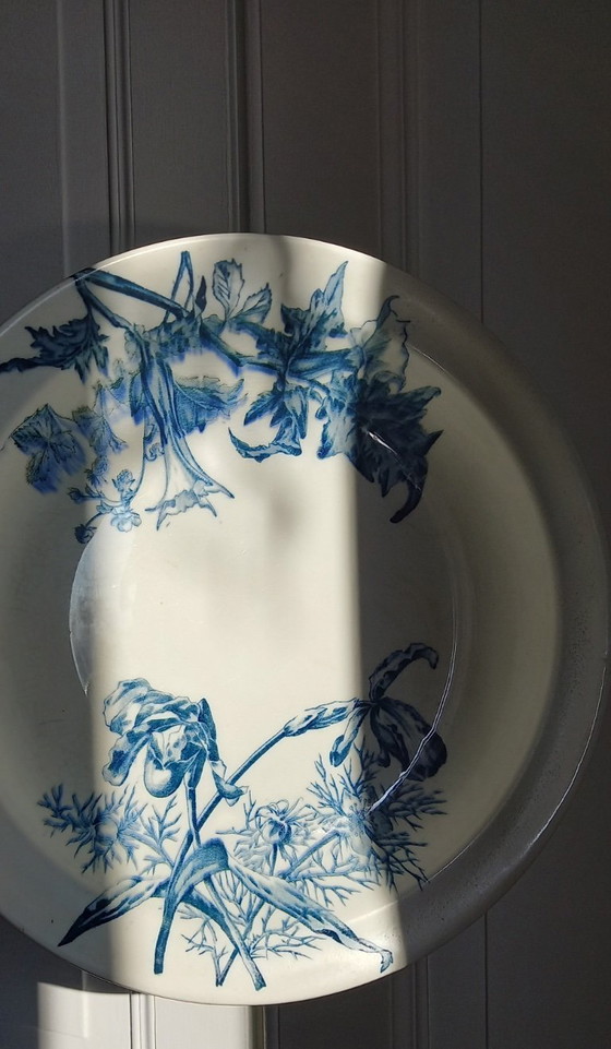 Image 1 of Ronde schaal van ijzersteen, Clairefontaine Sanejouand & Graves, 1890, "Bloemen".