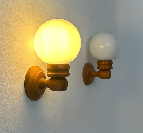 Image 1 of Coppia di applique vintage, pino e vetro opalino, Francia 1980