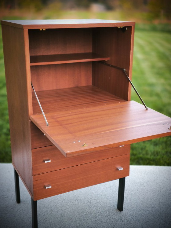 Image 1 of Secretario Pierre Guariche de Meurop